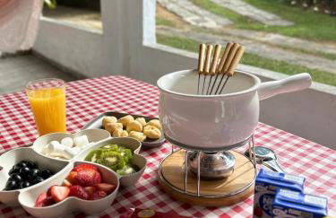 Casarão Miguel Pereira - Refúgio na Natureza com Lareira Externa, Piscina, Fondue e Amplo Jardim - 12 Min do Parque Terra dos Dinos - Foto 31