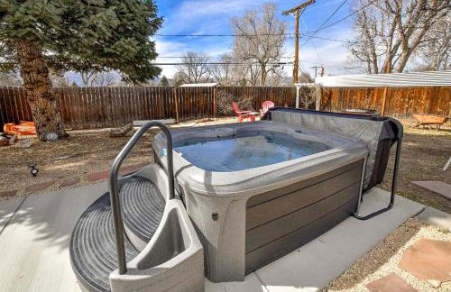 Family Perfect 4BR Home with Hot Tub, Pool Table, Fenced Yard, Cozy Fireplace, Mountain Views, Walkable Neighborhood, Near Parks, Dining, and Adventure - Foto 20