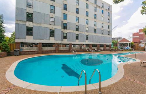 Home to the Stars on Music Row with Pool and Free Parking - Foto 15