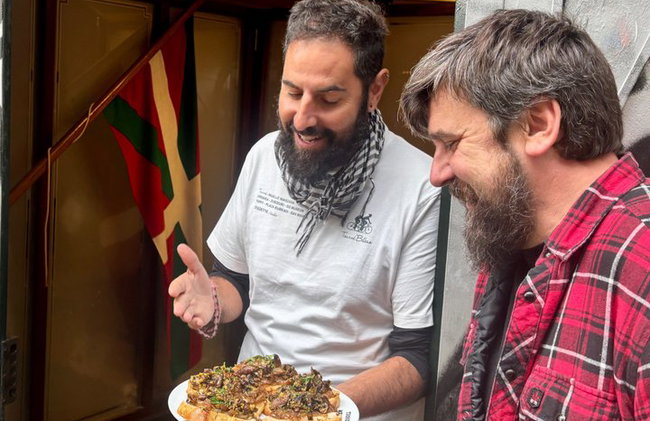 Excursión en grupo pequeño a Bilbao con tapas y cata de vinos - Foto 1