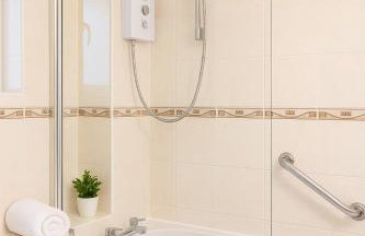 Modern 3 Bedroom Home, Free Parking, Garden, Sleeps 7 - Photo 13