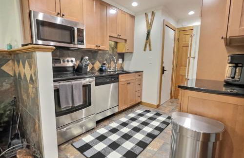 CozyDen - AC, Grill, Bike to Mountain, Porch! - Foto 6