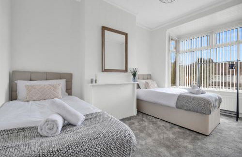 Solace Nights - Large Modern House - 4 Bedrooms - Near M6 & Spaghetti Junction - Fast WiFi - Netflix - Photo 20