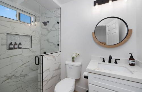 NEW Lux 5BR Villa Near Disney, Knotts, LA, OC with Hot Tub & Games - Photo 26