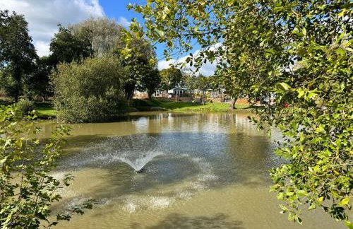 Peaceful Lake Retreat - Fishing Lakes, Heated Outdoor Swimming Pool 500yrds on Sister Park , Pool Open April to September - Foto 35