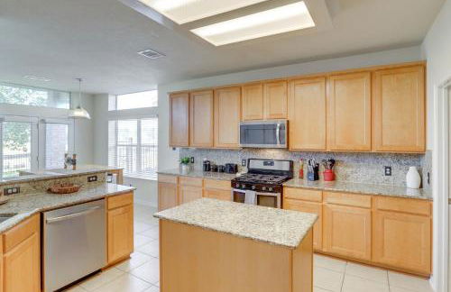 Lake-View Home with Pool Access in Legends Ranch! - Foto 10