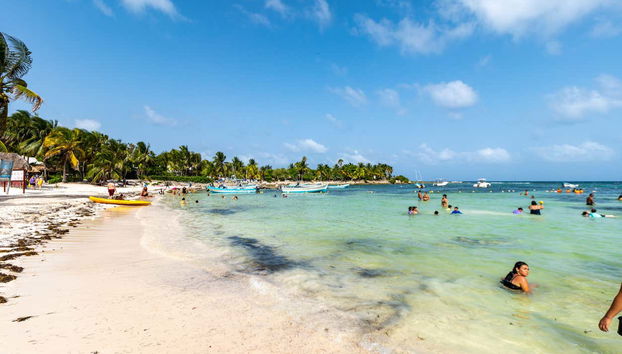 Uma das praias da baía de Akumal em um dia ensolarado