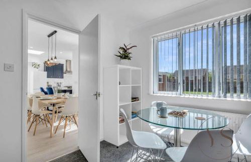 Modern 3BR Home in 9 Anson Rd Near Sandwell Hospital with Garden and Free Parking - Foto 17