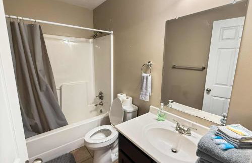 Comfy King Bed Townhouse with Outdoor Sitting Area - Foto 9