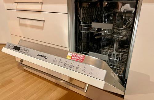 Studio Stevie Nicks I Workplace I 24in Screen I Kitchen I PS4 - Foto 14