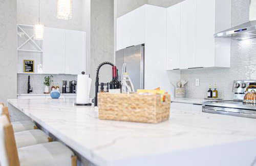 Luxurious Waterfront Home with Heated Pool and Jacuzzi - Foto 10