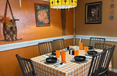 EZ 1 mile to Fort Sill! Pumpkin Cottage sleeps 9, grills, firepit, laundry - Foto 1