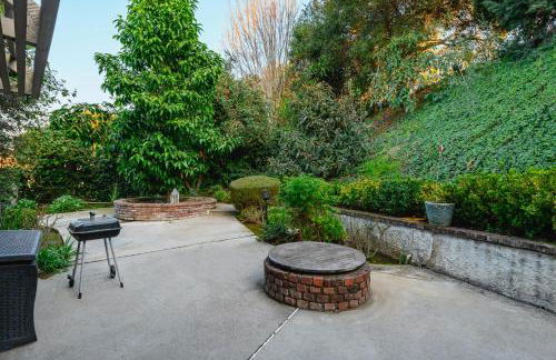 Serene Hilltop Oasis Above the City w Private Pool - Foto 10