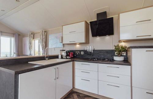 The Lodge - Dog-Friendly Sea View Lodge - Pool available for Long Stays - Foto 12