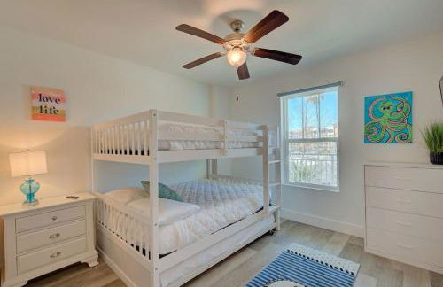 Sunset Dreams 304 Modern Madeira Beach Condo Heated Pool & Walk to Beach - Foto 12