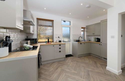 Welsh 3 Bedroom Retreat w Garden Parking Wifi - Photo 6