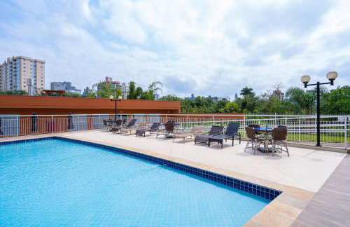 Apto a 10 min da Vila Germânica, dois quartos, salas de estar e jantar, cozinha completa, sacada com churrasqueira, Wi-Fi, Piscina, academia, mercadinho 24 horas e Vaga de garagem - Foto 13