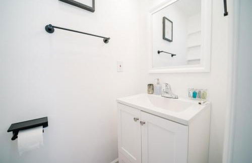 Modern 5BR DC Home Free Parking Steps from Metro Family-Friendly - Photo 5