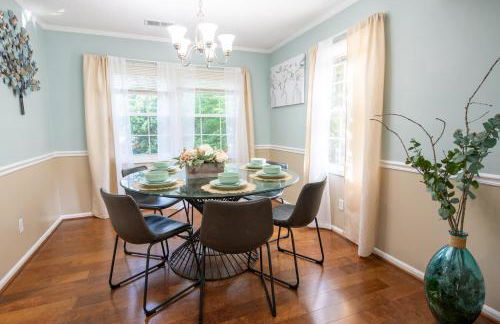 Spacious 4BR House Sleeps 9 Outdoor Lounge with Fire Pit plus Games - Foto 10