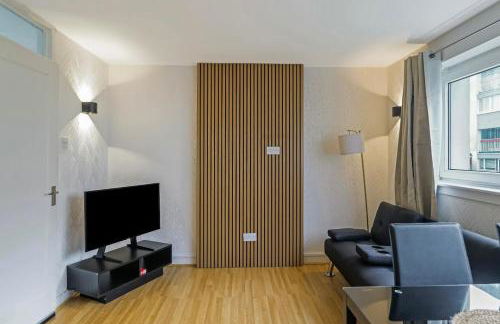 Free Parking - 3 Bedrooms - Sleeps 7 - Airport - Foto 14