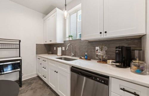 Teche House KING Bed Luxury Getaway Fast WiFi - Foto 18