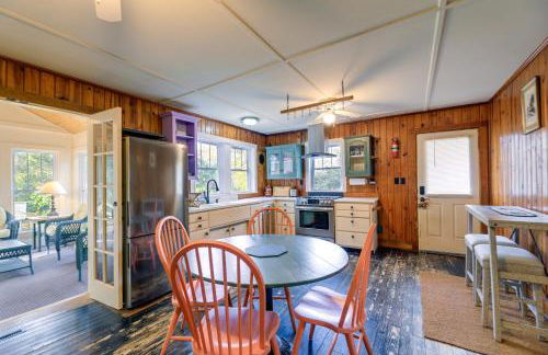 Peaceful Atlantic Cottage with Deck and Yard! - Foto 1