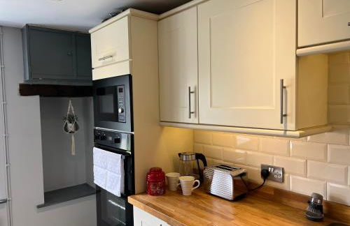 Spacious 4 Bedroom Farmhouse - Photo 20