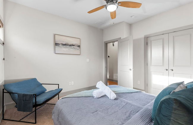 Chic & Homey 3BR Close to Downtown - Photo 2