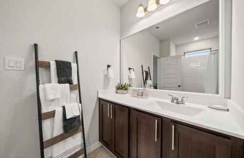 Luxurious 4 Bed Duplex Getaway! - Photo 29