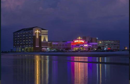 Bay Breeze Bliss-Hot Tub, Bar and Canal 5mi to Beach - Foto 51