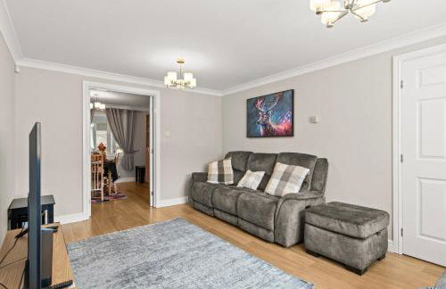 Polmont Haven: Spacious 4- Bedroom Retreat - Foto 10