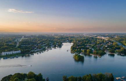 Tranquil Lakefront Carriage House with Dock - Foto 18