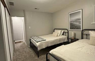 Newly Renovated Gem Fenced Backyard 2 Full Baths - Foto 17