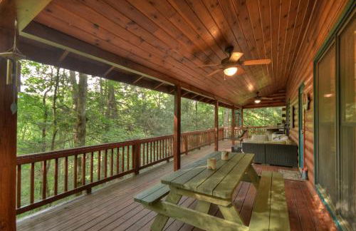 K6 Lodge Gather around the firepit soak in the hot tub and splash in the creek - Foto 24