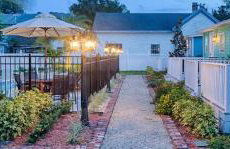 Quaint Cottage with Private Pool-Walk to Everything - Foto 28