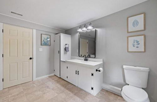 Comfy Large Bungalow - 4 Bed 1BA On Private Pond - Foto 29