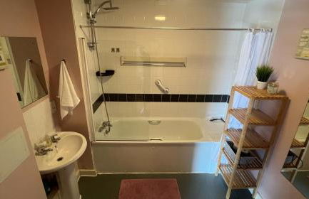 Sunset Heights Bright 2BR with City Views and Free Parking - Foto 18