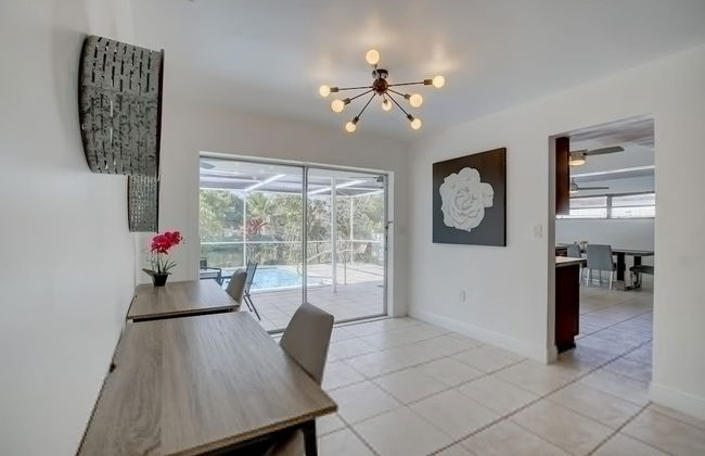 Riverfront King Bed Pool Nearby Beach - Foto 7