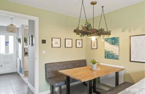 Stylish Home with Private Parking & Garden - Foto 14