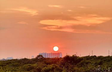 Golden Hour Getaway- Guest Favorite, 2 Min to Beach, Seasonal Pool & Arcade - Foto 58