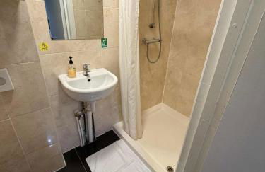Budget Studio - Central Gosport with Free Parking - Photo 14