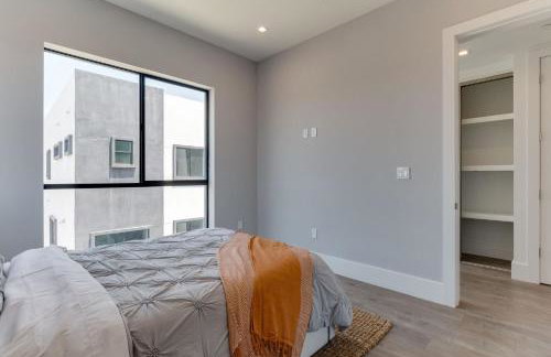 Luxury Modern 4 Bedroom 4 Bathroom Home with Rooftop Deck #4 - Foto 34