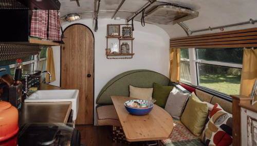 Patricia the Maltese Bus at Field of Dreams - Foto 2