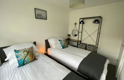 Bay - Brambles Chine, Colwell Bay - 5 star WiFi - Short walk to The Hut and beach - 1 night stays available - Ferry offers - Photo 12