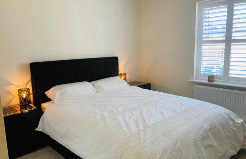 House-Sleeps 8-Parking-Garden - Photo 3