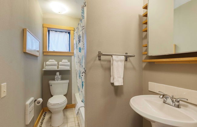 Deck Views, Fire Pit, Pool, 3 Mins to Beach Madrona Tree Retreat by Avantstay - Foto 32