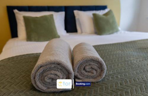 Large 2 Bedroom Apartment By The One Retreats Short Lets & Serviced Accommodation Horley Close To Gatwick Airport - Foto 22