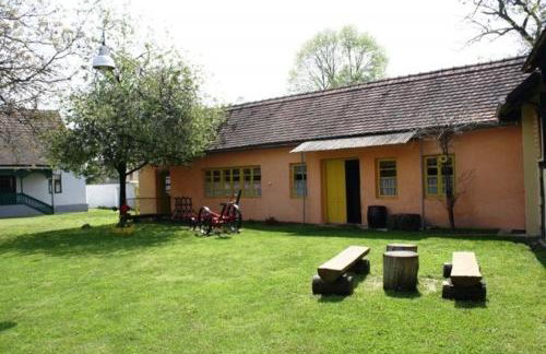 Seoski Turiziam Larva - Photo 17