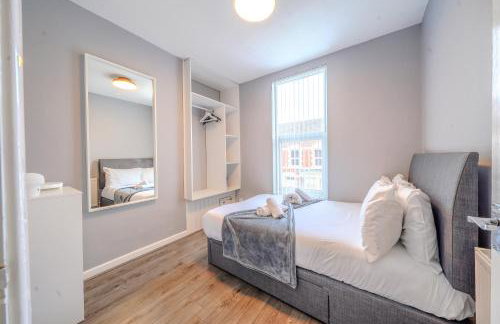 Stunning 2 Bedroom 6 Guest Flat by Anfield Stadium - Photo 3