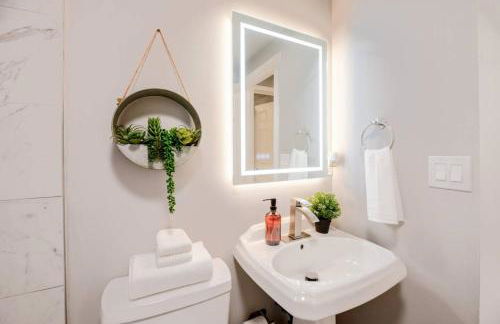 Chic 3BR 2BA Duplex w Serene View BBQ near airport - Foto 17